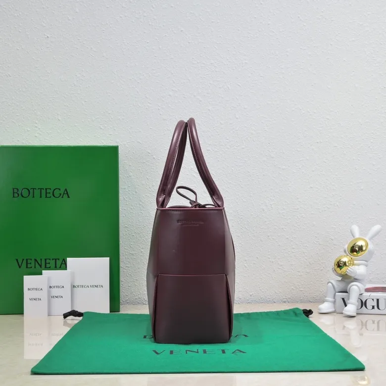 Batch 1960 large arco, BottegaVeneta# official website latest cowhide leather SLIP tote handbag, and the logo has been changed to the side panel😍The oversized woven design really makes it a huge gap from ordinary tote bags🔗🔗Different color combinations inside and outside ⛓Daniel Lee leads the brand's DNA to continue to evolve with fresh inspiration🧬🧬showing a balanced style of luxury and reality👉: 36*24*14 Model: 9892#, the latest logo is on the side